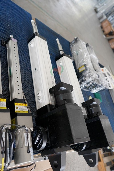 高精度電動缸實拍圖.JPG